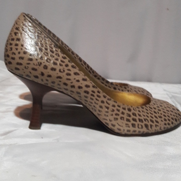 Liz Claiborne embossed leather peep toe 7 pumps - Picture 2 of 7